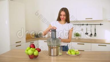 苹<strong>果汁</strong>-女人在厨房里榨汁苹果和<strong>蔬</strong>菜，在家里喝新鲜的，竖起大拇指。 <strong>果汁</strong>